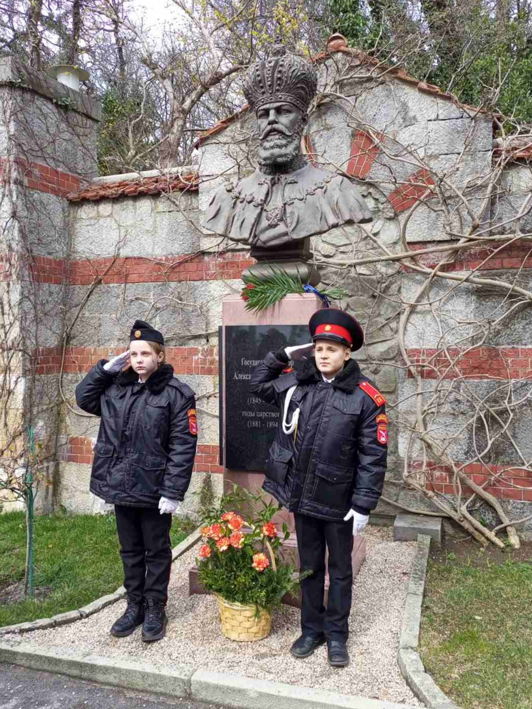 Подробнее о статье В Массандровском дворце прошло торжественное возложение цветов к памятнику императора Александра III, посвящённое 178-й годовщине со Дня рождения Государя.