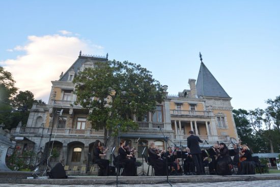 На придворцовой территории дворца-музея Александра III в Массандре состоялся концерт из цикла мероприятий «В Массандровском дворце чарующее музыки звучанье»