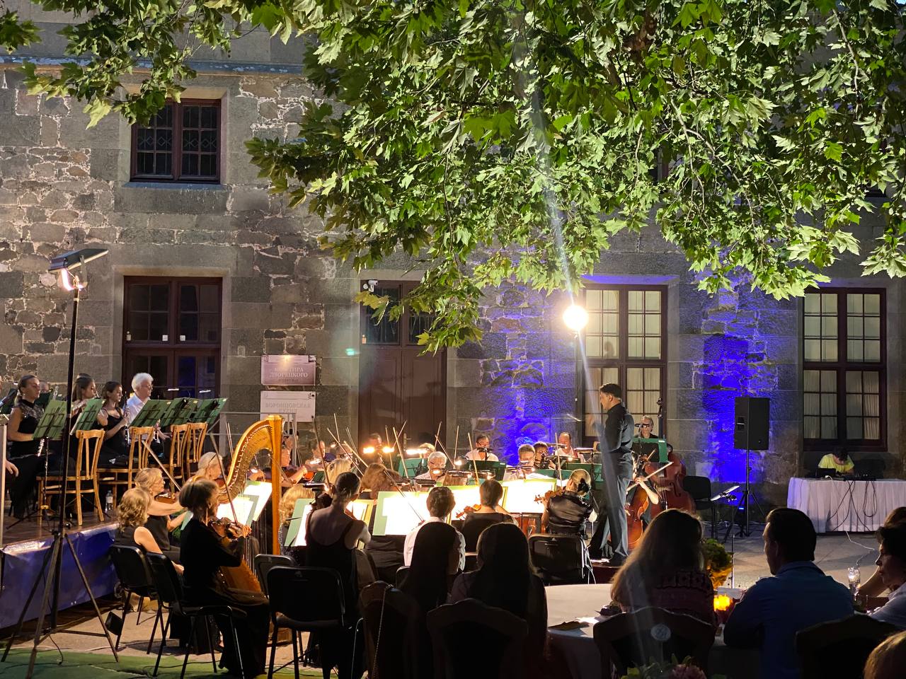 Подробнее о статье В Воронцовском дворце-музее открылся седьмой сезон цикла концертов «Под сенью воронцовского платана».