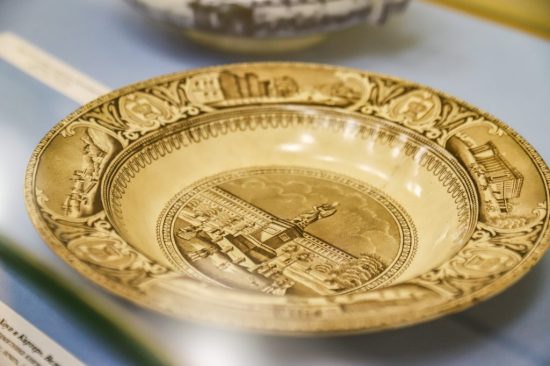 10 октября в Воронцовском дворце в Алупке состоялось открытие выставки, «Как на фарфоровой тарелке Рисунок, вычерченный метко…»