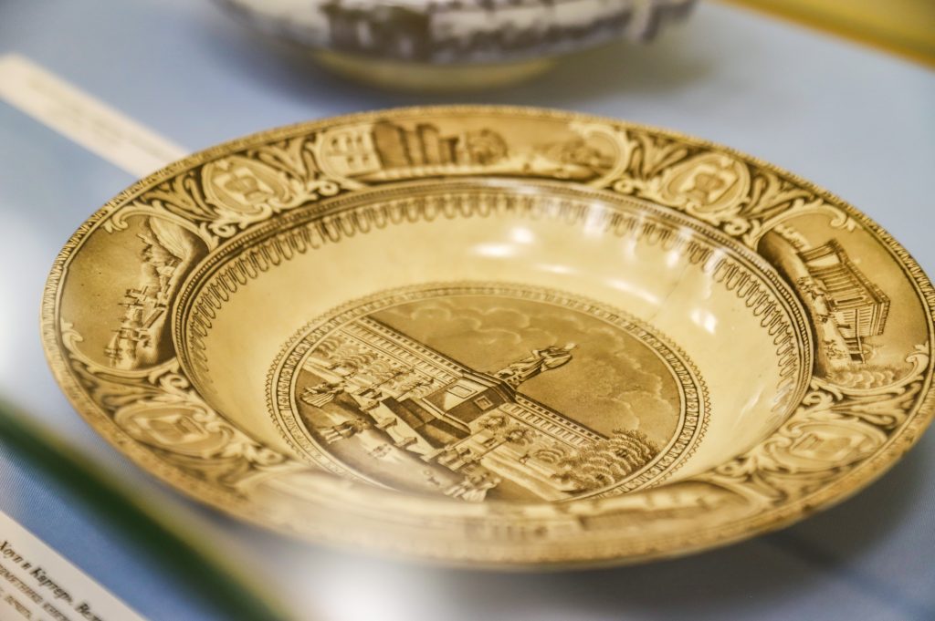 Подробнее о статье 10 октября в Воронцовском дворце в Алупке состоялось открытие выставки, «Как на фарфоровой тарелке Рисунок, вычерченный метко…»