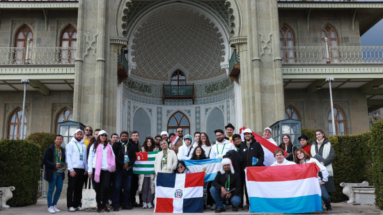 Участники Всемирного Молодёжного фестиваля в Воронцовском дворце.