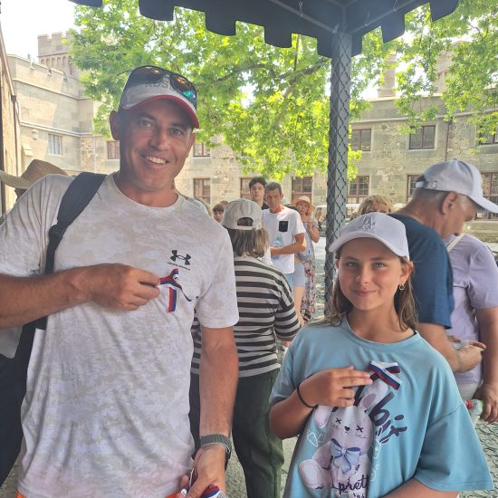 Патриотическая акция ко Дню России в Воронцовском дворце: раздача триколорных лент