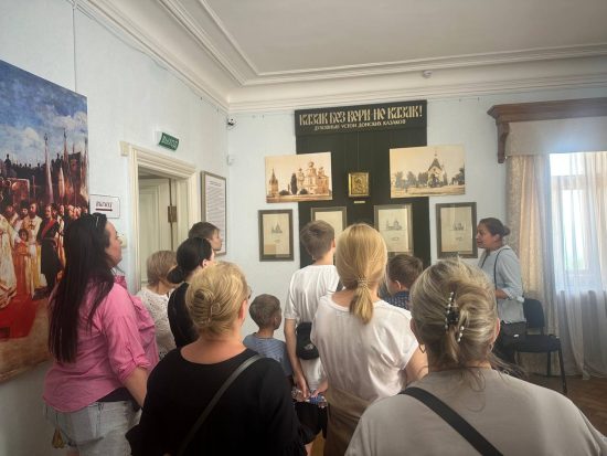 В Массандровском дворце-музее Александра III состоялась экскурсия по выставке «Казак без веры — не казак»