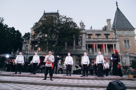 На придворцовой территории дворца-музея Александра III в Массандре состоялся концерт из цикла мероприятий «В Массандровском дворце чарующее музыки звучанье»