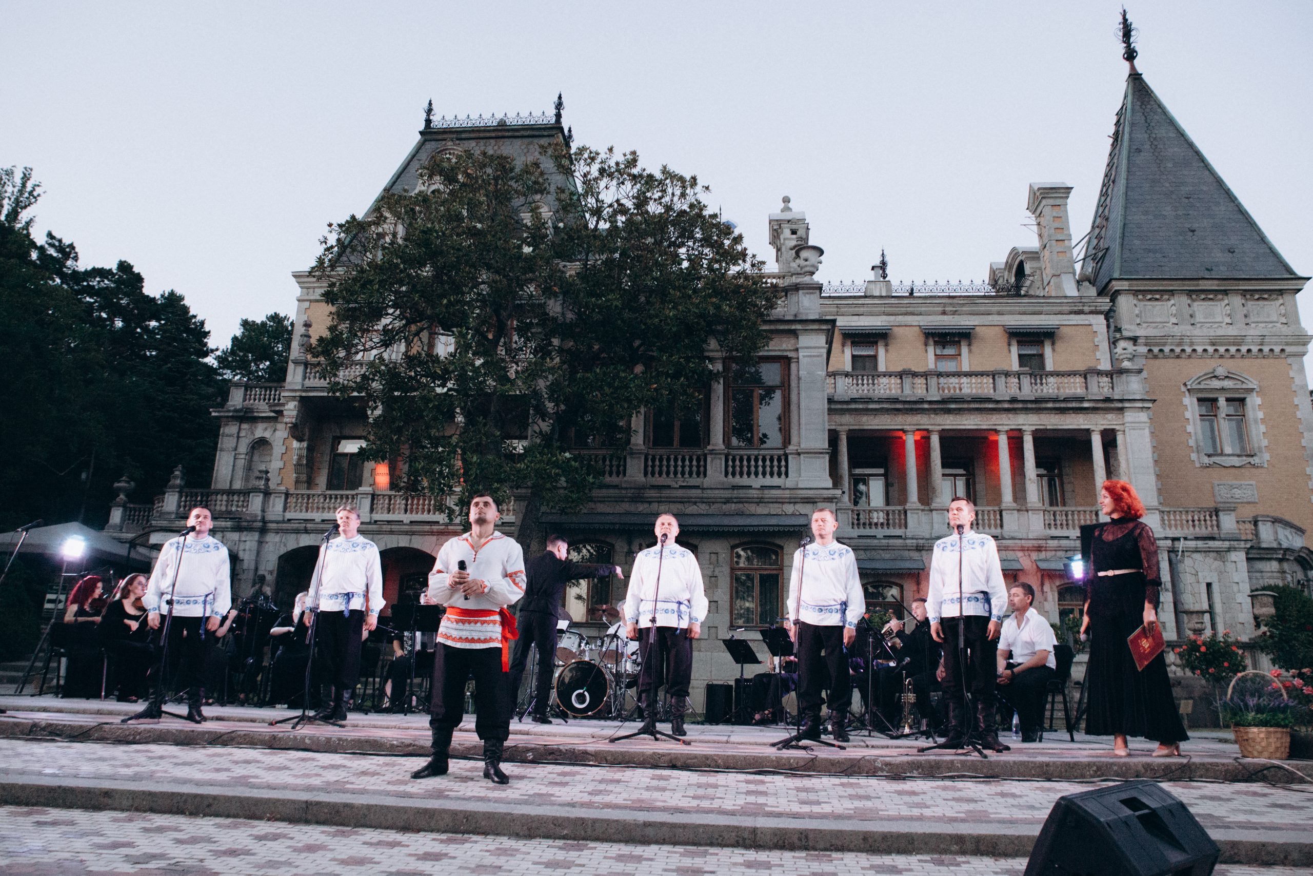 Подробнее о статье На придворцовой территории дворца-музея Александра III в Массандре состоялся концерт из цикла мероприятий «В Массандровском дворце чарующее музыки звучанье»
