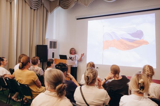 В Массандровском дворце-музее прошли просветительские мероприятия, посвященные Дню Государственного флага Российской Федерации.