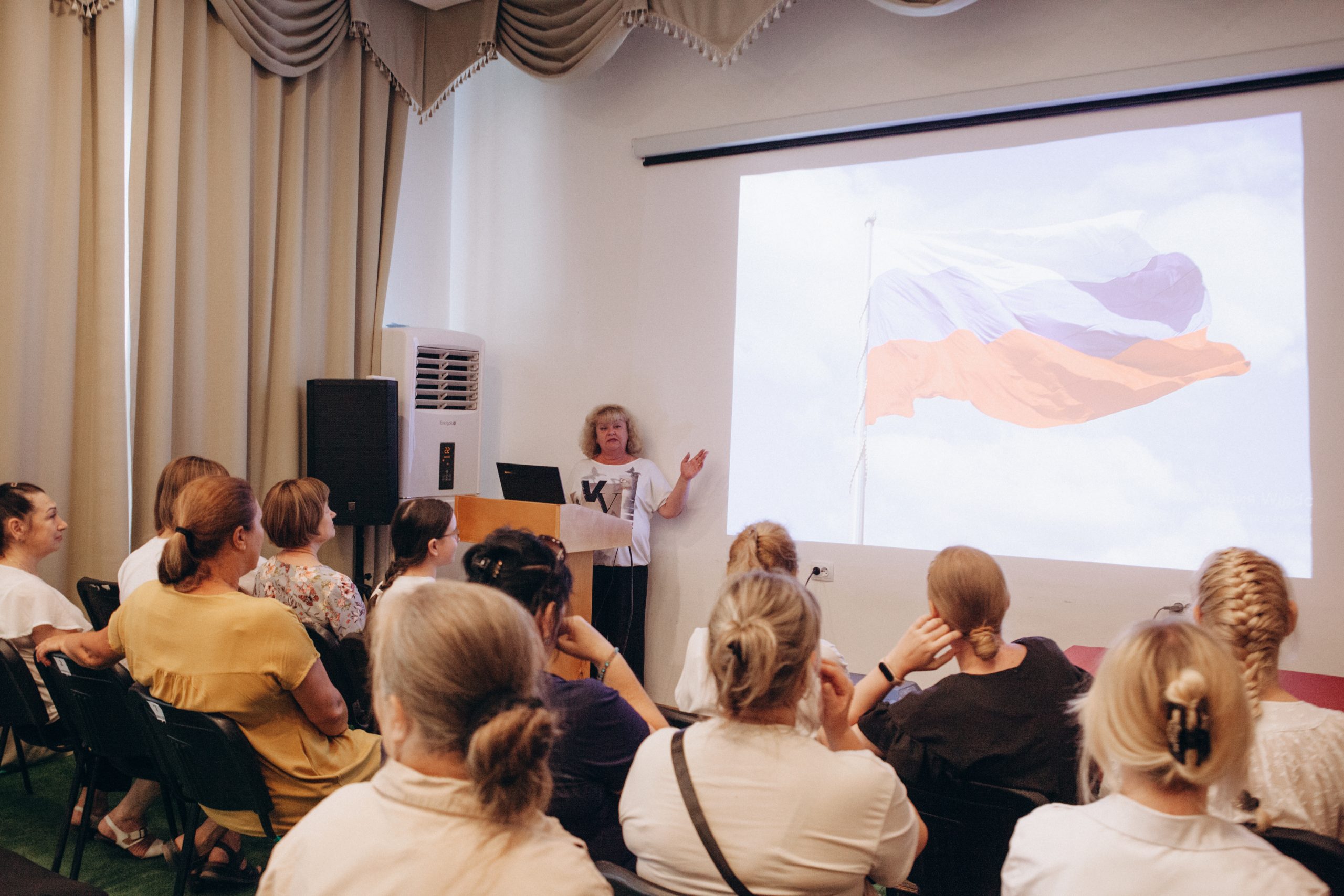 Подробнее о статье В Массандровском дворце-музее прошли просветительские мероприятия, посвященные Дню Государственного флага Российской Федерации.