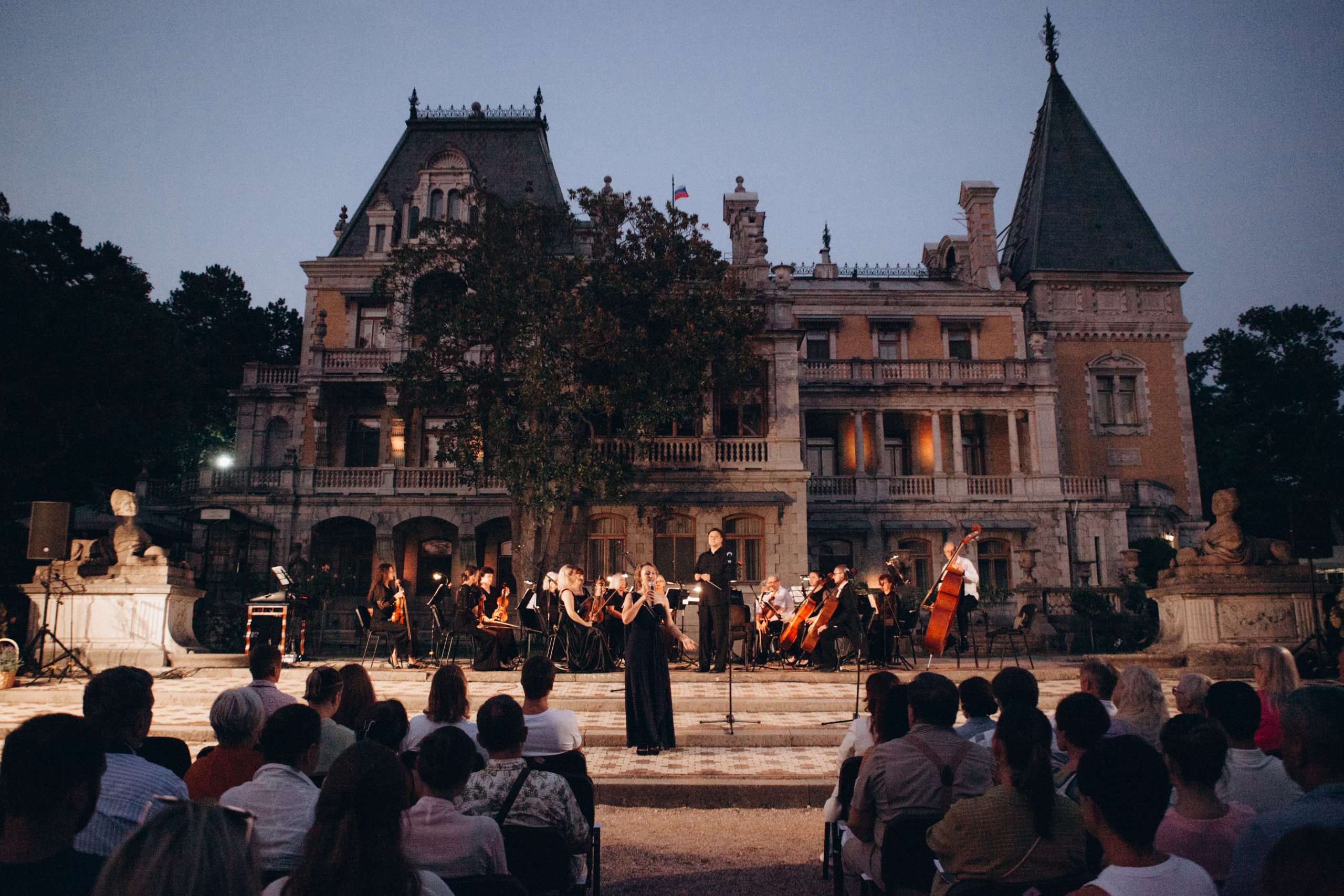 Подробнее о статье «Классика во дворцах» из цикла «В Массандровском дворце чарующее музыки звучанье»