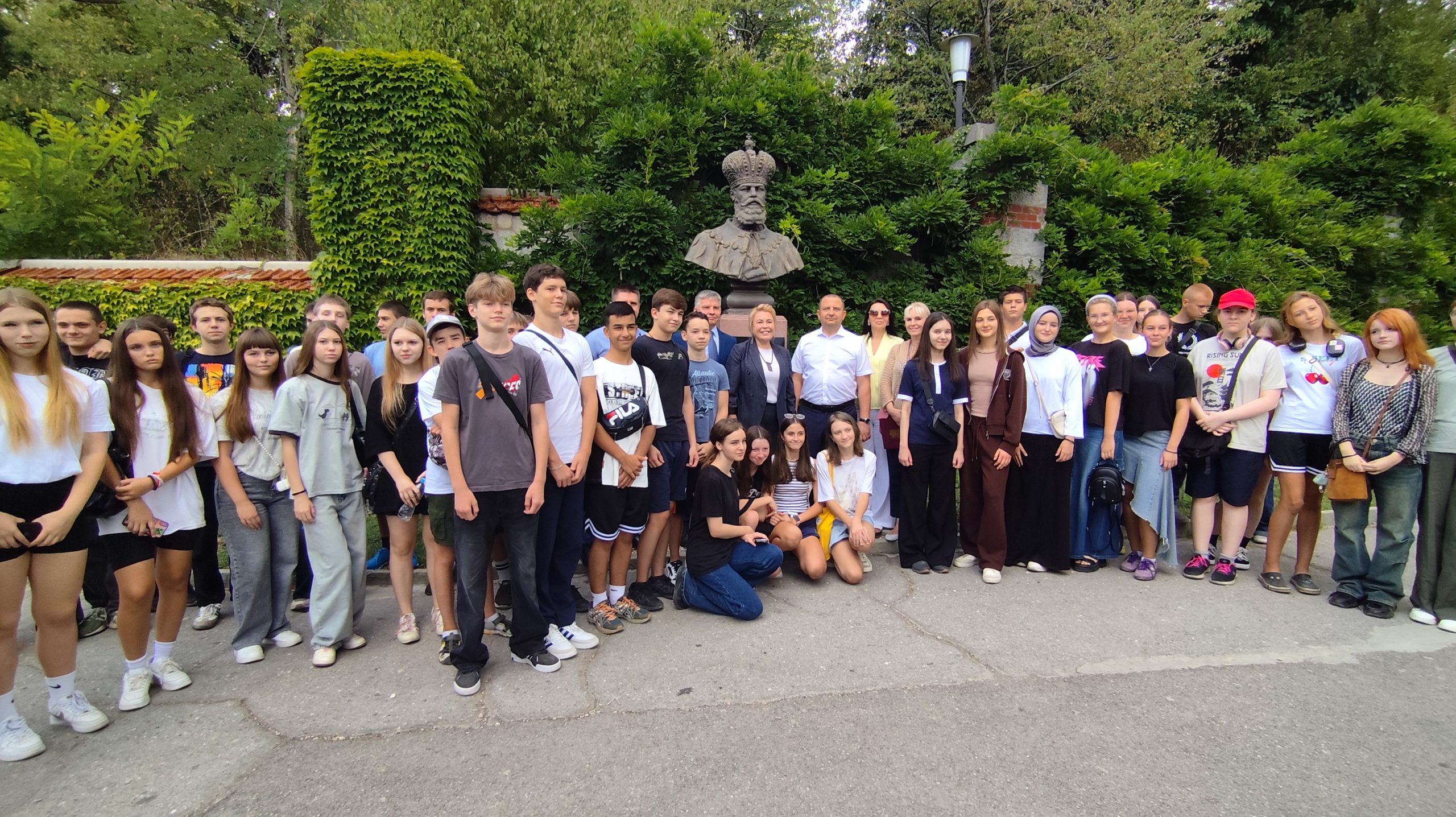 Подробнее о статье В День памяти воинов, павших в Крымской войне в 1853-1856 годов, на территории Массандровского дворца открыли выставку «Защита суверенитета Российского государства. История и современность».