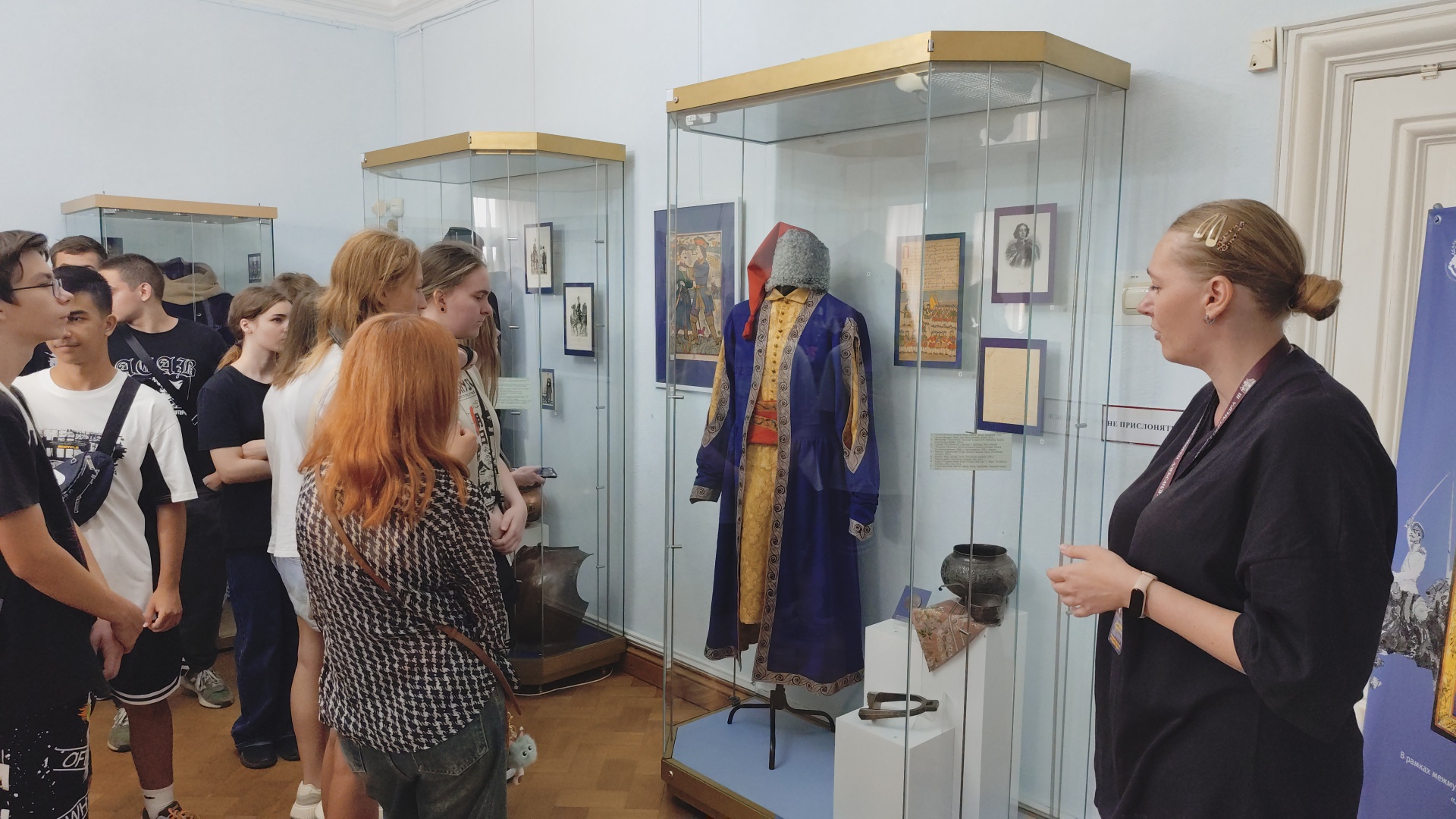 Подробнее о статье В Массандровском дворце-музее Александра III состоялась экскурсия по выставке «Казак без веры — не казак» для исследователей-краеведов, учащихся МБОУ «Ялтинская средняя школа №11» и МБУДО «Детский экологический центр»