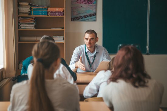 Тематическая беседа, посвященная годовщине воссоединения регионов с РФ, прошла в первой школе