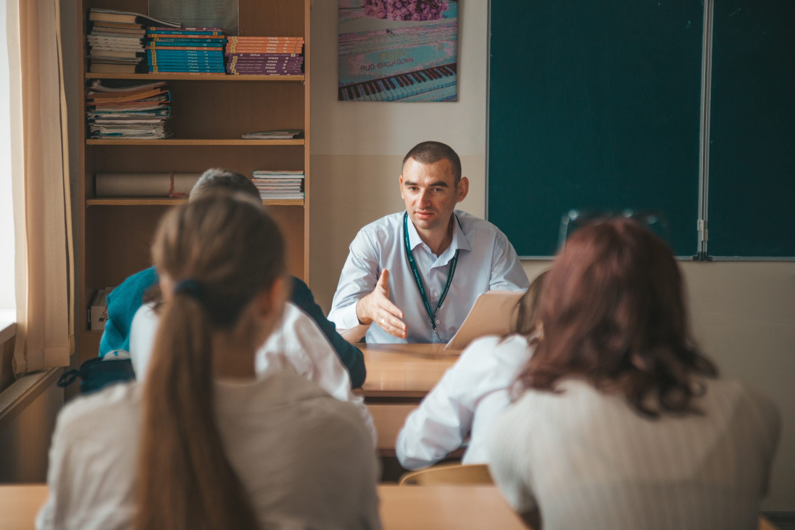 Подробнее о статье Тематическая беседа, посвященная годовщине воссоединения регионов с РФ, прошла в первой школе