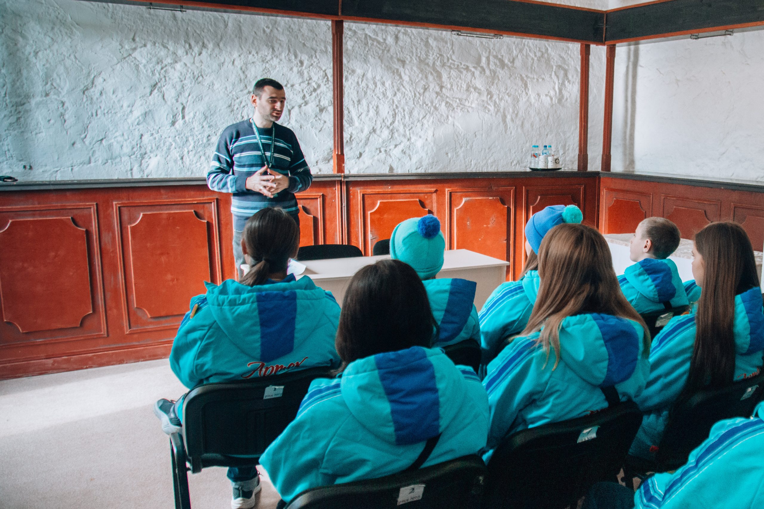 Подробнее о статье Память и мужество: тематическая беседа в Воронцовском дворце для артековцев