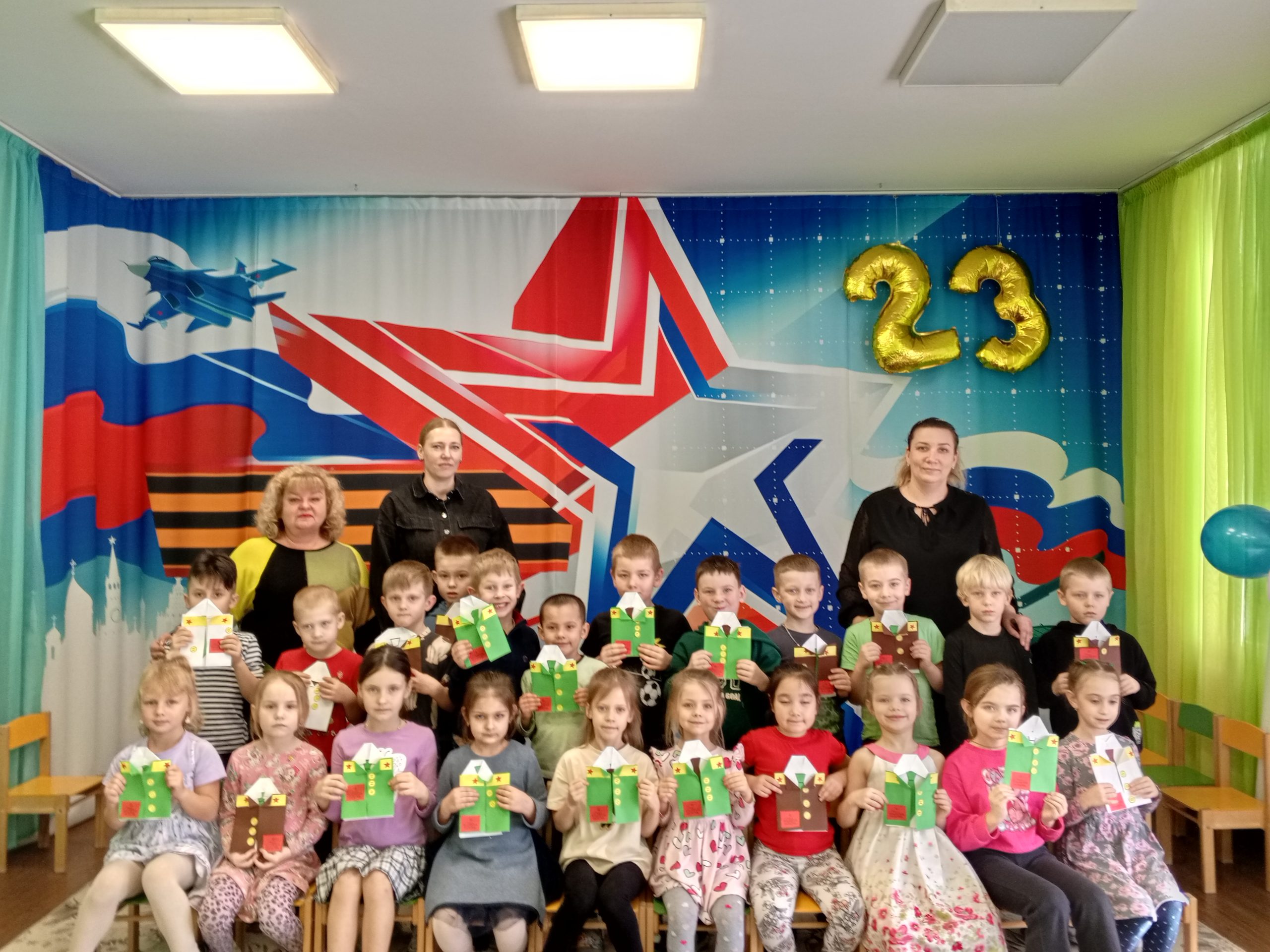 Подробнее о статье В преддверии Дня защитника Отечества сотрудники Массандровского дворца — музея посетили воспитанников МБУДО «Детский экологический центр» с просветительской программой.