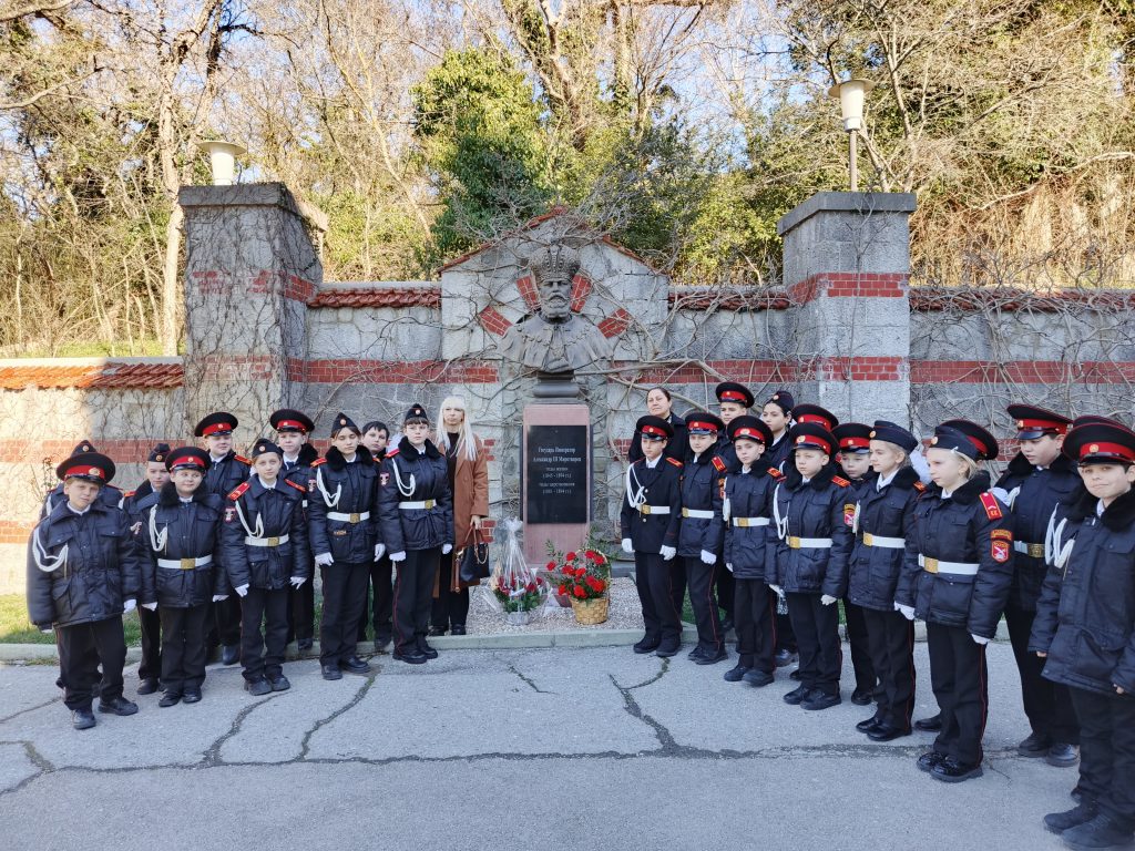 В Массандровском дворце прошло возложение цветов к памятнику Императора Александра III, посвящённое 181-й годовщине со Дня рождения Государя