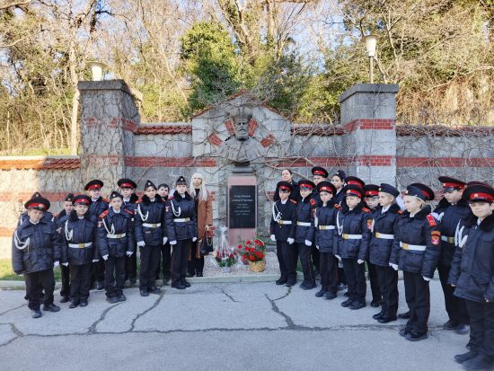 В Массандровском дворце прошло возложение цветов к памятнику Императора Александра III, посвящённое 181-й годовщине со Дня рождения Государя