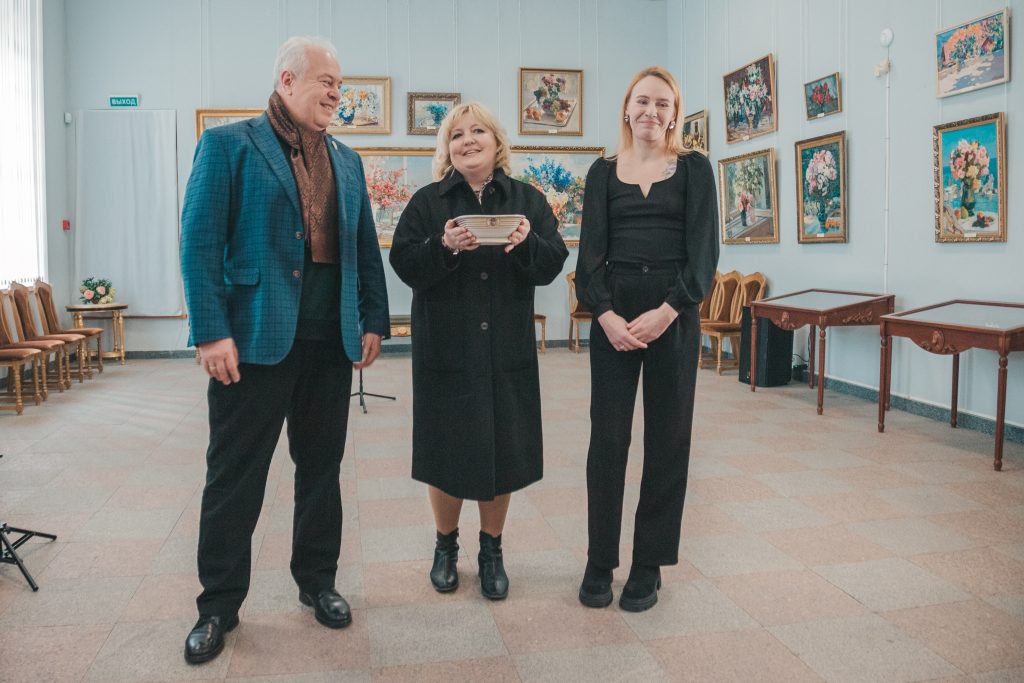 «Румяный русский плод и южный виноград»: В Воронцовском дворце открылась новая экспозиция, соединившая поэзию фарфора и живопись стекла