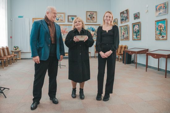 «Румяный русский плод и южный виноград»: В Воронцовском дворце открылась новая экспозиция, соединившая поэзию фарфора и живопись стекла