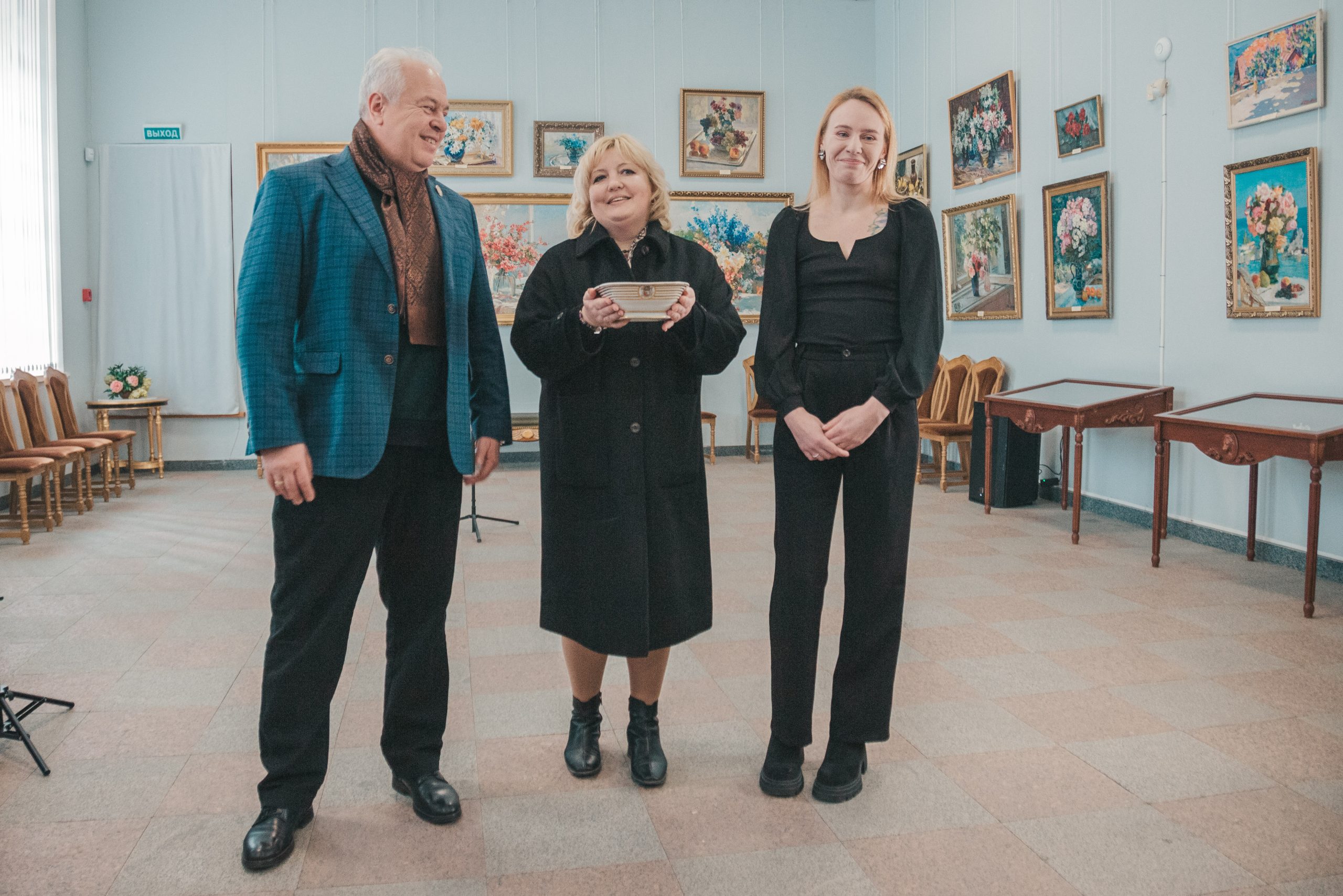 Подробнее о статье «Румяный русский плод и южный виноград»: В Воронцовском дворце открылась новая экспозиция, соединившая поэзию фарфора и живопись стекла