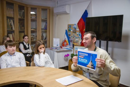 В Воронцовском дворце поговорили о Крымской весне со школьниками