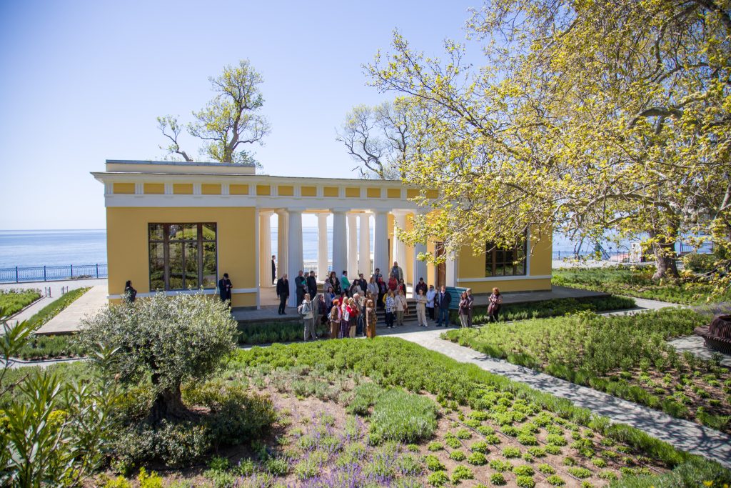 В чайном домике состоялось торжестенное открытие выставки"История Алупкинского парка"