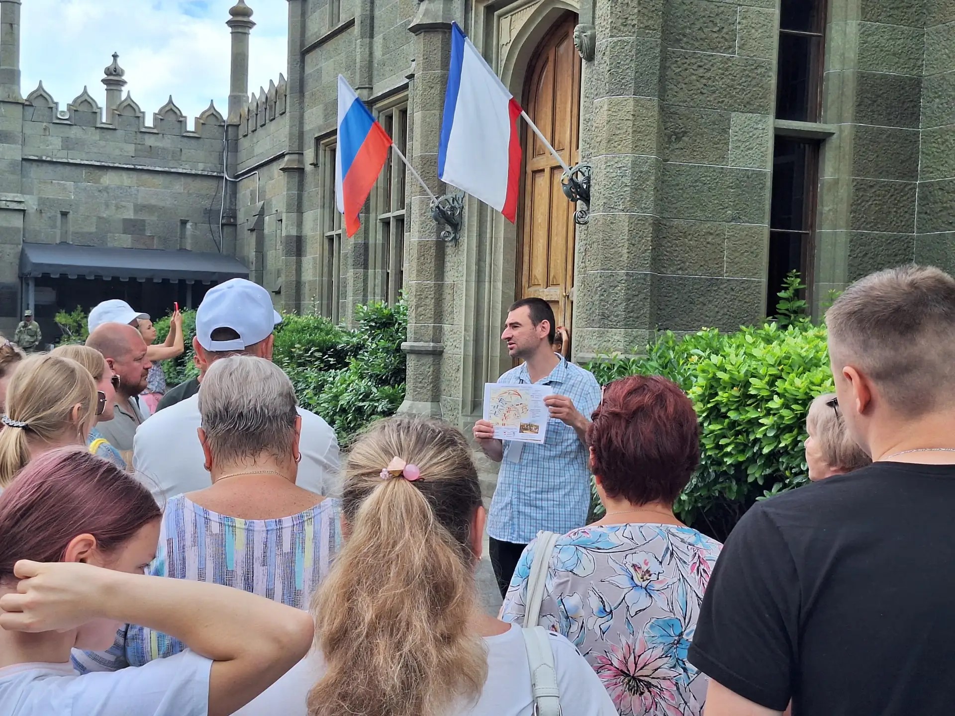 Подробнее о статье В Воронцовском дворце ко Дню России прошла тематическая экскурсия, посвящённая Отечественной войне 1812 г., в которой принимал участие М.С. Воронцов